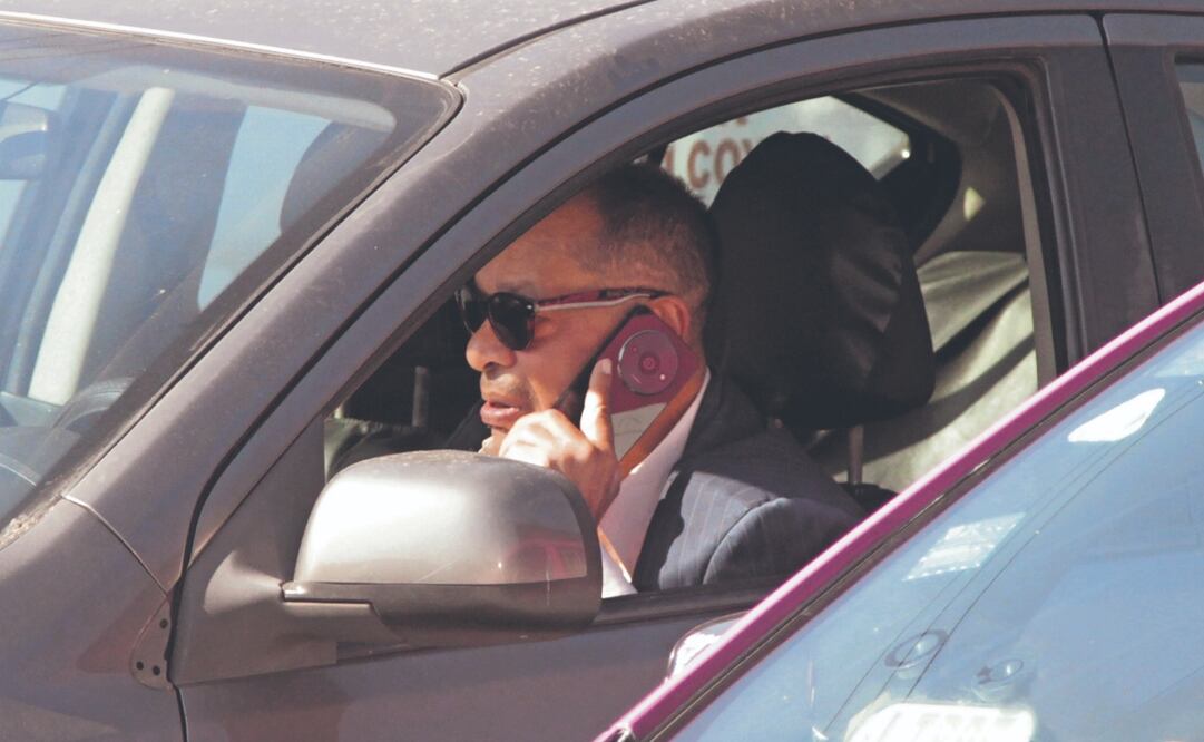 Datos de la AMIS muestran que 90% de los accidentes viales se deben a distracciones por ir conduciendo y atendiendo el celular. Foto: de CARLOS MEJÍA. EL UNIVERSAL