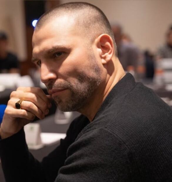 Rafael Amaya presume marcado abdomen y le llueven críticas por ¿uso de photoshop?