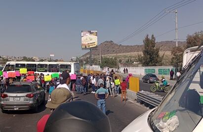 ¡Tómalo en cuenta! Bloqueo provoca caos vial en la autopista México- Puebla