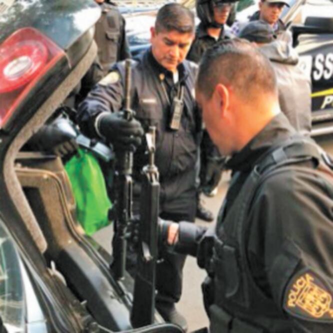 Elementos de Seguridad Pública decomisaron las armas de alto poder que portaban los presuntos agresores, una de ellas tipo AR-15 Bushmaster y otro fusil calibre 55.56 milímetros. Especial