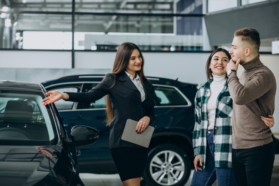 Mantente alerta de las ofertas que se lanzan en las concesionarias de autos. Foto: Freepik