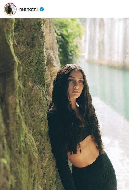 Renata Notni incendió Instagram al posar con un total look de punto en la playa