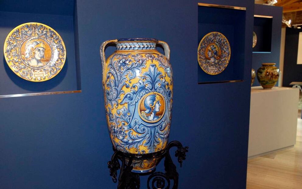 Una gran ánfora con la imagen de un guerrero, hecha en 1930, fue parte de la muestra "El arte redivivo" por el I Centenario de la Fábrica “Juan Ruiz de Luna”, en Talavera de la Reina, Toledo de 2008. Foto: EFE/Jose Ángel.