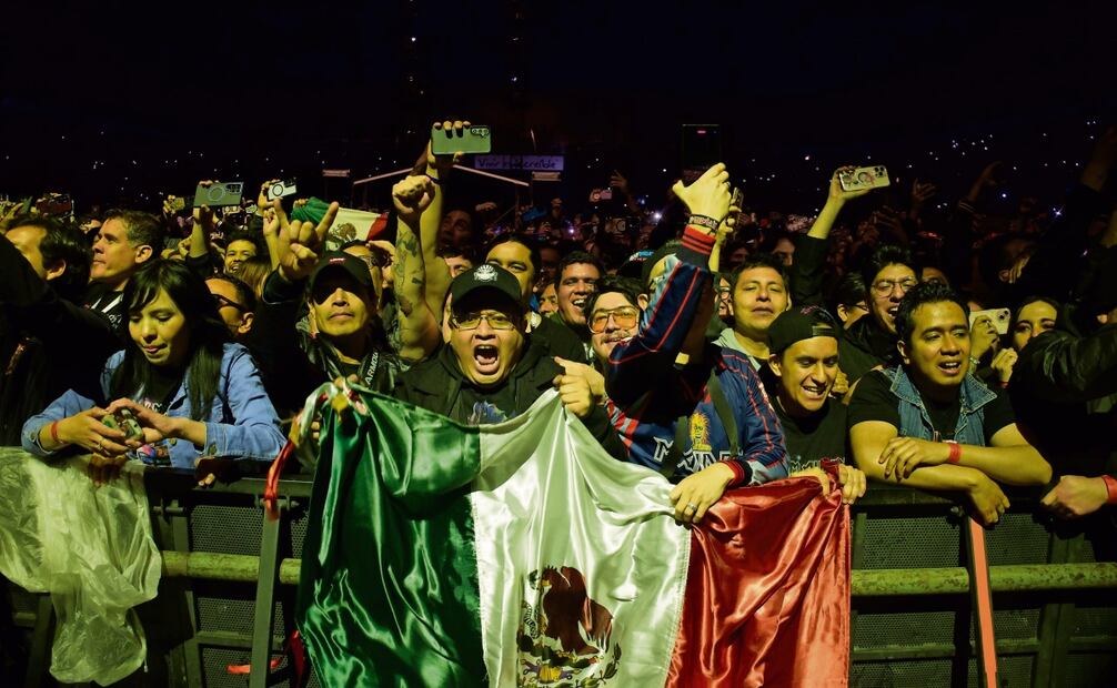 La bandera de México se hizo presente entre el público. Foto: Yaretzy M. Osnaya
