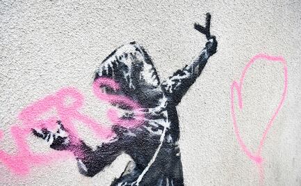 Protegen mural de Banksy que fue vandalizado en Gran Bretaña