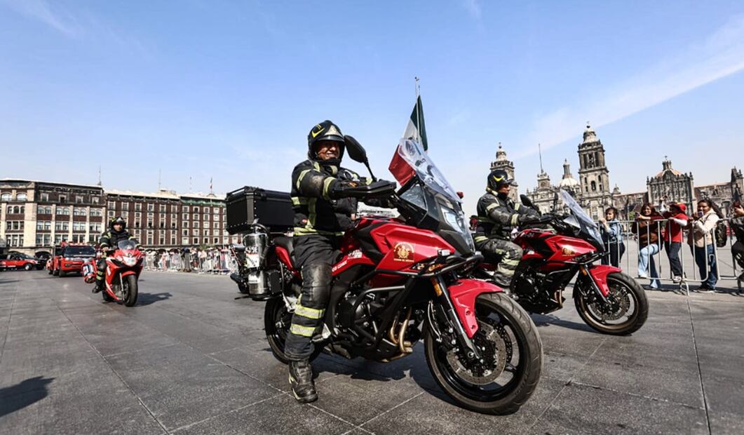 Desfile de bomberos en la Ciudad de México. Foto: Gabriel Pano/EL UNIVERSAL