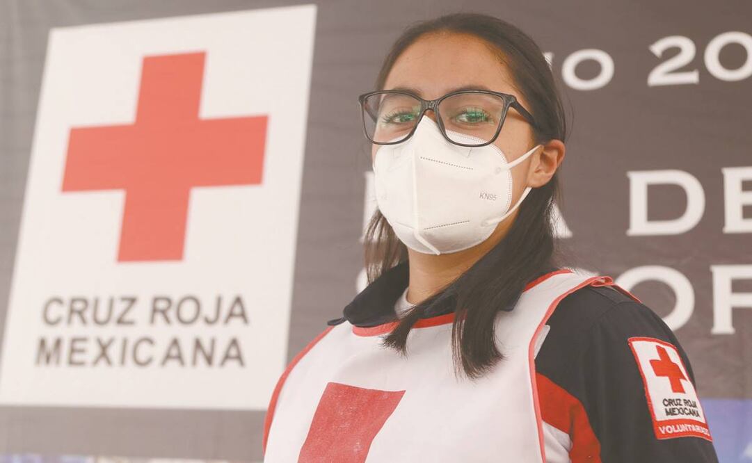 En la conmemoración del Día del Socorrista, Aimee López fue reconocida por tener mayor número de horas de servicio; dijo que para ella lo más impactante fue ver lo contagioso y letal del Covid-19. Foto: Carlos Mejía/ El Universal.