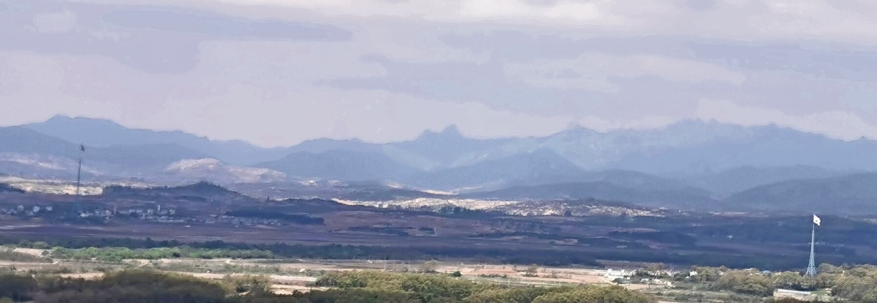En Paju-si, en la cima de una colina, también está el Observatorio Dora; en el tercer piso, 34 grandes telescopios permiten a turistas que hacen fila mirar hacia lo lejos en Corea del Norte. También con un poco de esfuerzo y suerte, si el clima no es nublado o con lluvia, destacan dos banderas, una de Corea del Sur (der.) y otra de Norcorea (izq.). Foto: Ángel Santamaría / EL UNIVERSAL