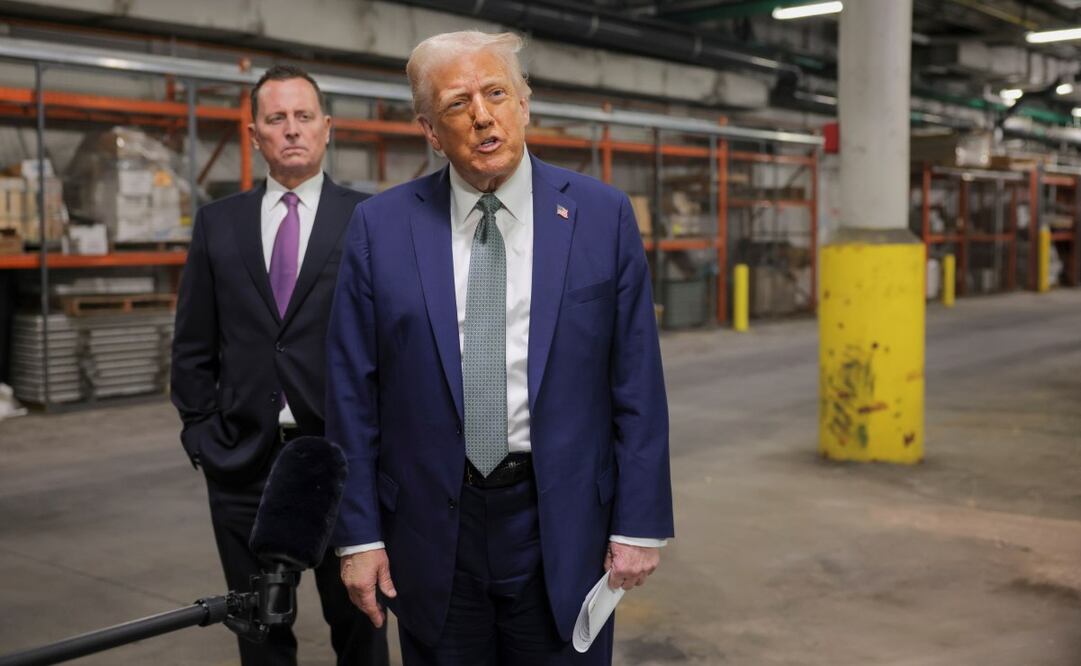 El presidente Donald Trump habla con periodistas mientras Richard Grenell, presidente de la Junta Directiva del Centro Kennedy, lo escucha durante su visita al Centro John F. Kennedy para las Artes Escénicas en Washington, el lunes 17 de marzo de 2025. Foto: AP