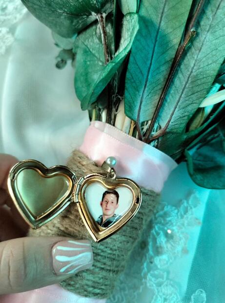 Bertha colocó una foto de Octavio Ocaña en su ramo de bodas.
Foto: Instagram