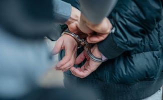 Asaltante del Capitolio indultado por Trump es detenido por abuso sexual infantil