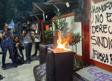 FOTOS: Activistas LGBT vandalizan oficinas del Sindicato del Infonavit