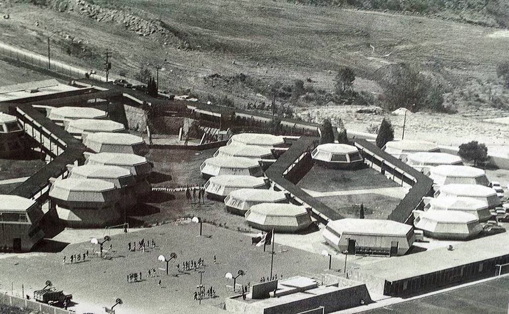 Uno de los puntos de referencia en Lomas Verdes, desde su fundación en los años setenta, es el Colegio Cristóbal Colón. Foto: Alejandro Vela.