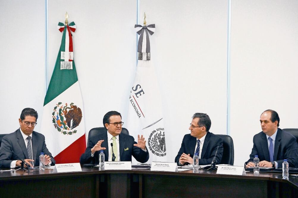 El equipo de México que va a encabezar las negociaciones del TLCAN quedó conformado por el subsecretario de Comercio Exterior, Juan Carlos Baker; el secretario de Economía, Ildefonso Guajardo (BERNARDO MONTOYA. AFP)