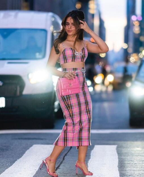 Camila Cabello sorprende con el pelo rojo y sensual body