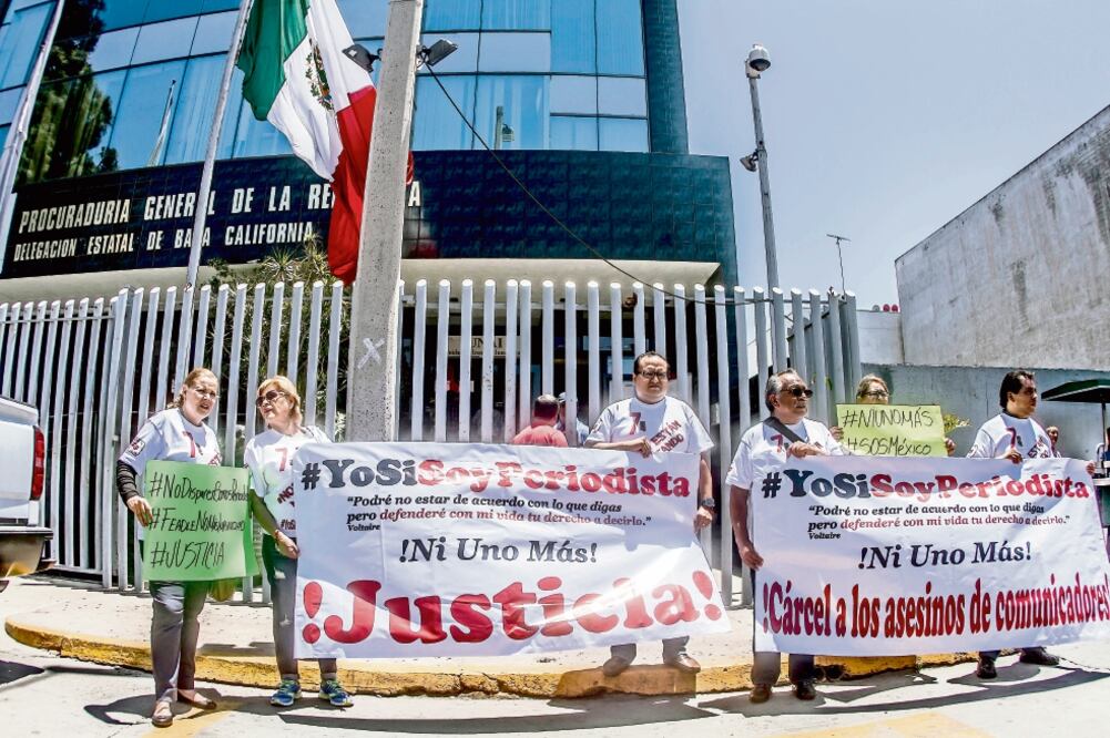 Comunicadores protestan en las instalaciones de la PGR en Tijuana, Baja California, en el marco del Día de la Libertad de Expresión. (OMAR MARTÍNEZ. CUARTOSCURO)
