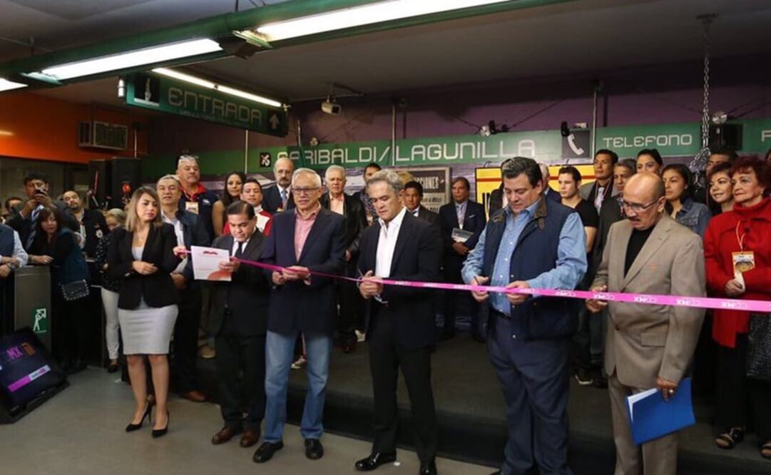 El jefe de Gobierno, Miguel Ángel Mancera, el director del STC, Jorge Gaviño, inauguraron un museo de boxeo mexicano en la estación Garibaldi. (Foto: Twitter @ManceraMiguelMX)