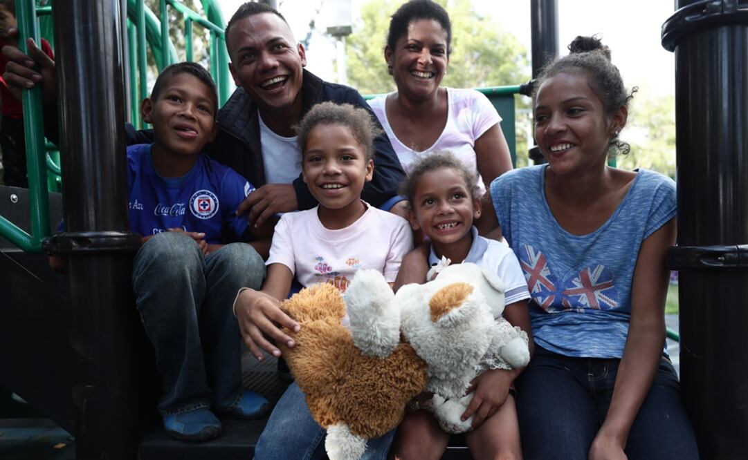 La familia Medina Gutiérrez huyó de Honduras perseguida por la violencia de la "Mara Salvatrucha". “No podemos regresar”, dice Adrián, esposo de Sinthya. Pese a las largas caminatas y el frío, mantienen el buen ánimo. Foto: ALEJANDRA LEYVA. EL UNIVERSAL