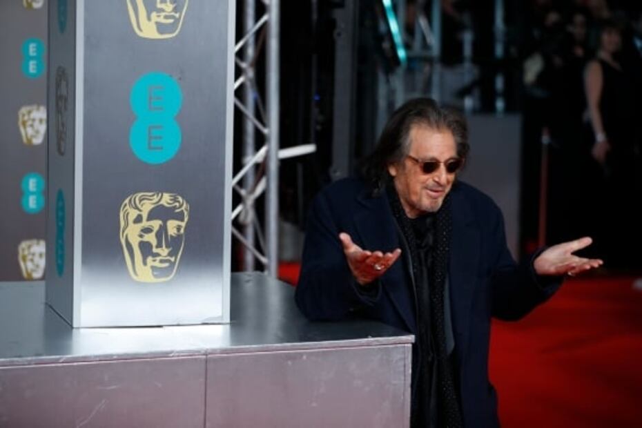 Al Pacino se cae en la alfombra roja de los Bafta 2020