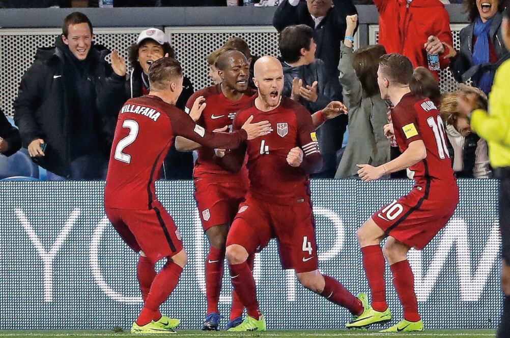 El capitán Michael Bradley (4) marcó para la causa estadounidense (MARCIO JOSÉ SÁNCHEZ. AP)