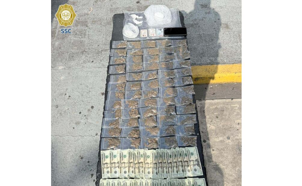 A los dos sujetos se les decomisaron diversas dosis de droga y dólares en efectivo en la alcaldía Benito Juárez (06/06/2025). Foto: Especial