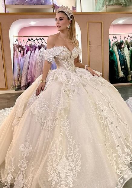 Ninel Conde luce vestido de corte princesa. Foto: Instagram oficial.