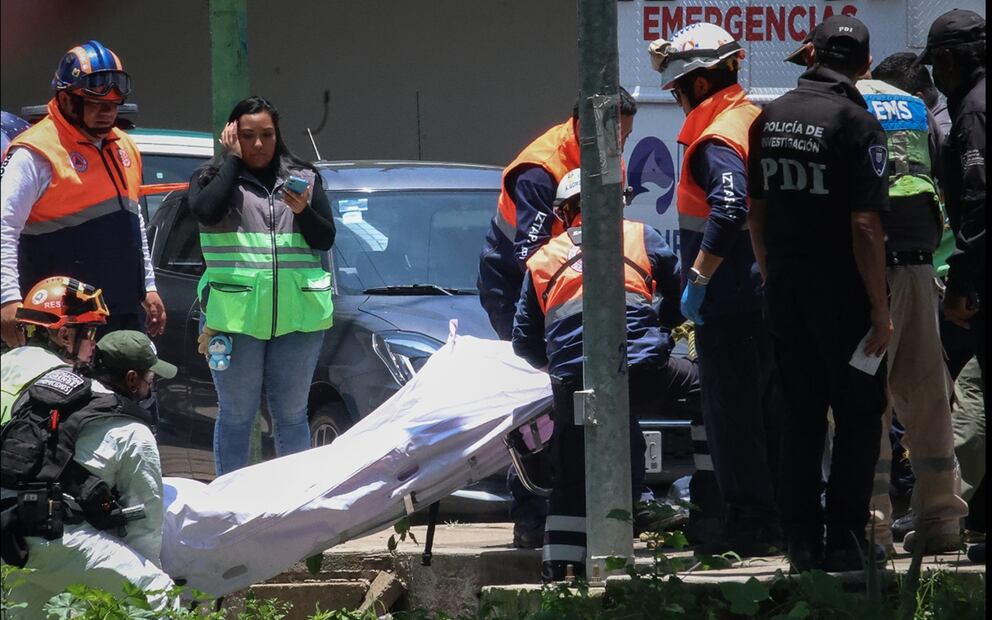 El cuerpo de una mujer fue encontrado flotando en el Canal Nacional en las inmediaciones del pueblo de Culhuacán, alcaldía de Coyoacán, el 5 de agosto de 2025. Foto: Luis Camacho/EL UNIVERSAL