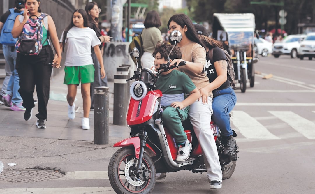 El Congreso de la Ciudad de México aprobó que las bicimotos y scooters que estén equipados con un motor eléctrico y excedan una velocidad máxima de 25 kilómetros por hora porten placas y sus conductores licencias. Foto: de Carlos Mejía. El Universal