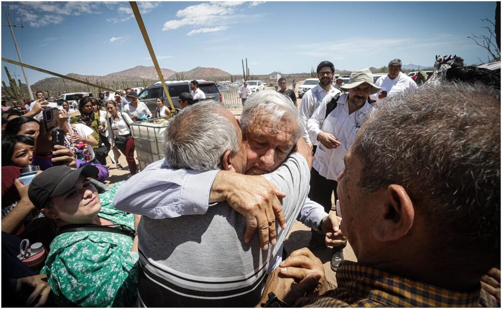 En su visita a Sonora, junto a Claudia Sheinbaum, AMLO recibió un venado tallado en la madera conocida como “palofierro” y afirmó que se lo llevará a Palenque. Foto: Gabriel Pano/EL UNIVERSAL