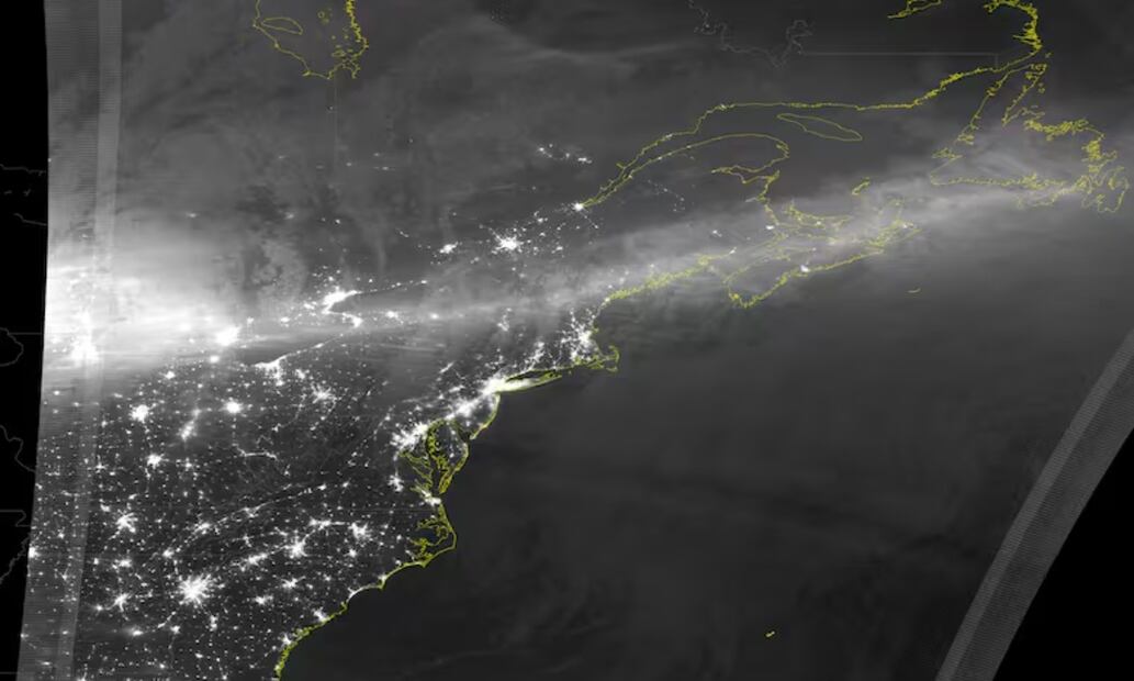Los satélites JPSS orbitan la Tierra de polo a polo y alrededor del ecuador más de una docena de veces al día. Foto: CIMSS