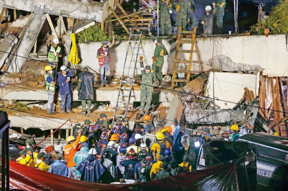 Las labores de rescate en el Colegio Enrique Rébsamen no han parado desde el martes; marinos y voluntarios no pierden la esperanza de rescatar a niños y adultos de los escombros (MARCO UGARTE. AP)