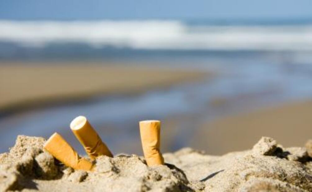 Nueva norma multará a turistas por fumar en la playa