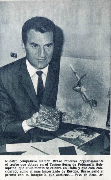 Ramón Bravo, en su oficina de EL UNIVERSAL, mostrando su premio por el concurso de fotografía submarina Maurizio Serra, 1965. Su legado abarca décadas de documentales, fotos, reportajes, libros y crónicas. Foto: Hemeroteca EL UNIVERSAL.