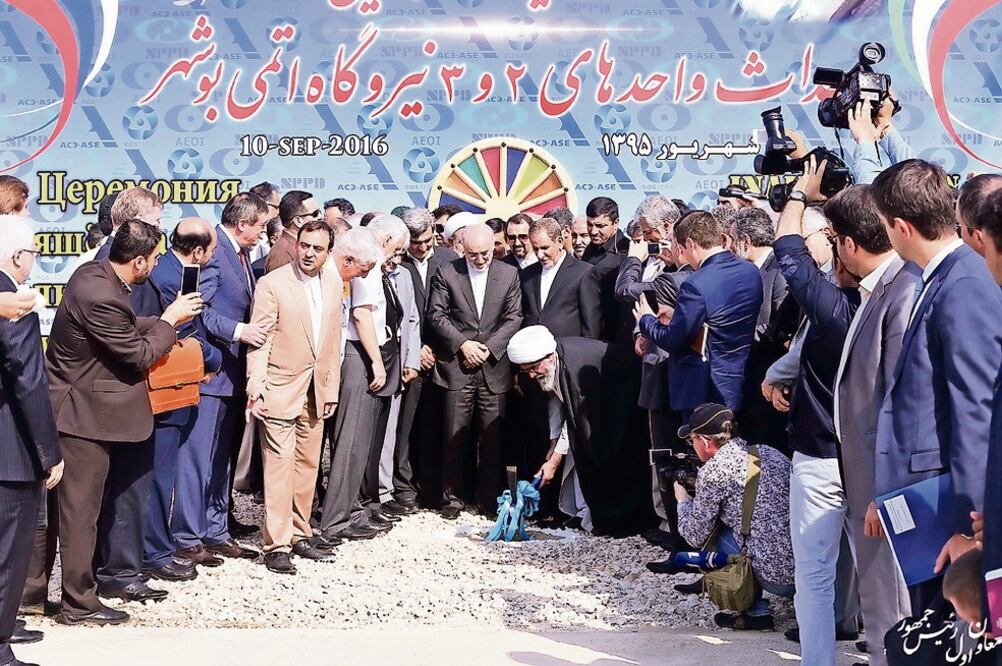 Ceremonia. Autoridades iraníes preparan el terreno para el inicio de la construcción de la planta de energía nuclear, en Bushehr (AP)