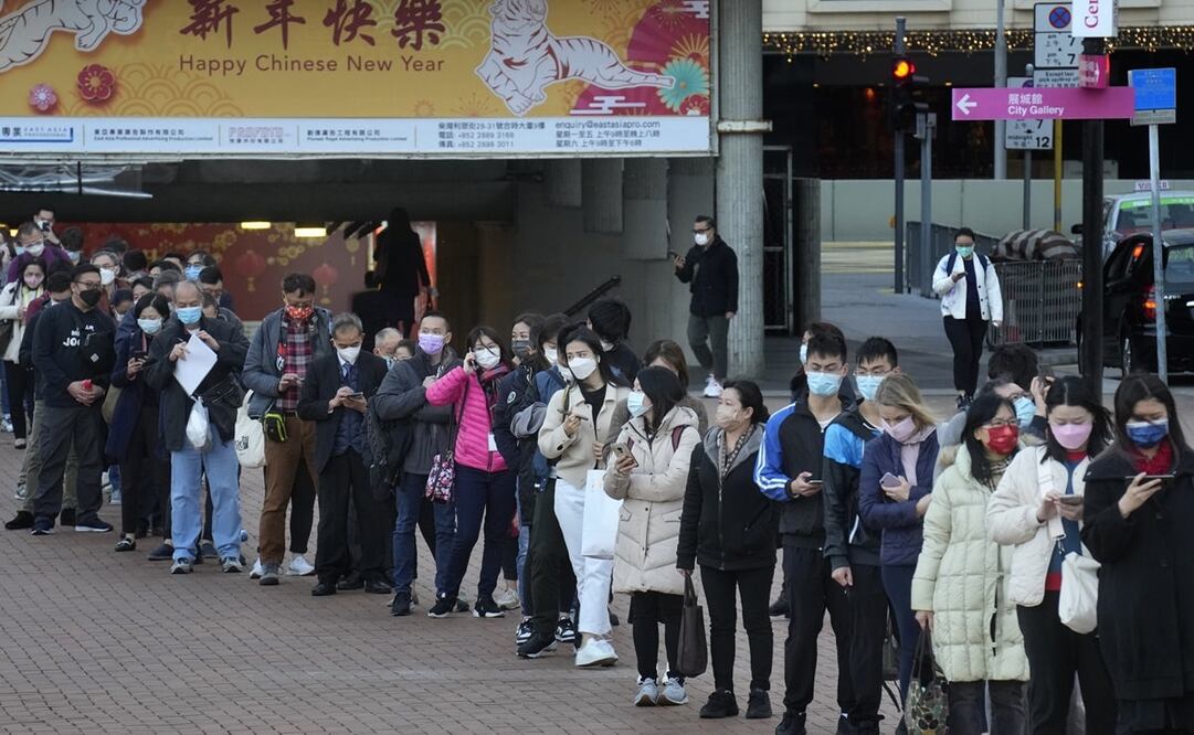 Habitantes en Hong Kong hacen largas filas para realizarse una prueba de Covid-19. Foto: AP Photo/Vincent Yu