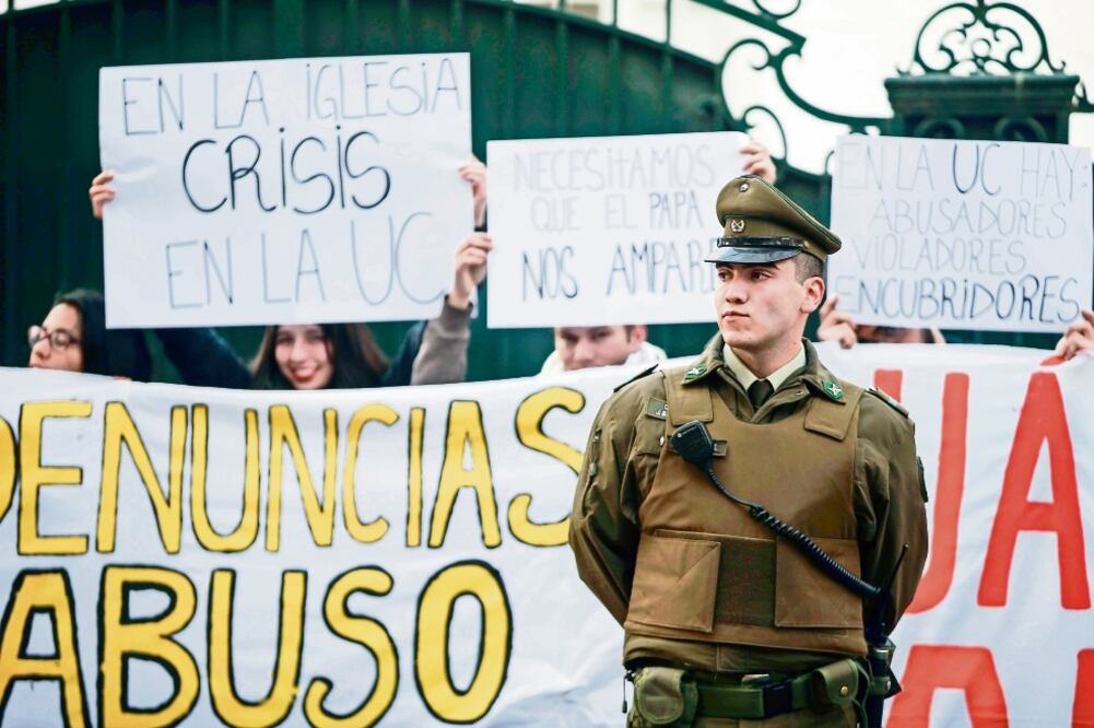 Enojo. Jóvenes se manifestaron ayer frente a la Nunciatura en Santiago, en protesta por los casos de abusos sexuales (ALBERTO VALDÉS. EFE)