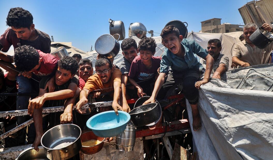 Niños palestinos claman por alimentos de una cocina benéfica, en la Ciudad de Gaza, el 24 de julio de 2025. Foto: Xinhua