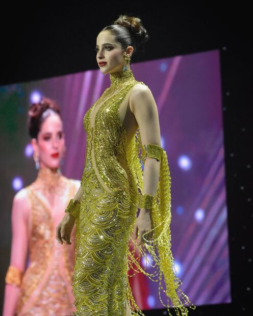 La representante de México llevó un vestido dorado completamente bordado con cristales. Foto: Instagram @missuniverse.mexico