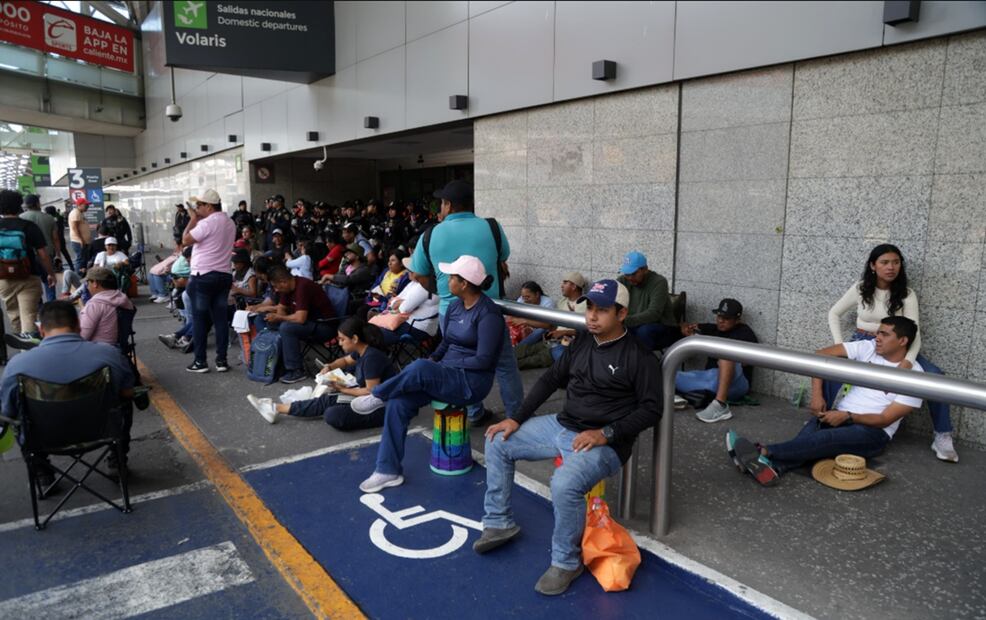 Maestros de la CNTE bloquean los accesos a la Terminal 1 del Aeropuerto Internacional de la Ciudad de México, el 23 de mayo de 2025. Foto: Carlos Mejía/EL UNIVERSAL