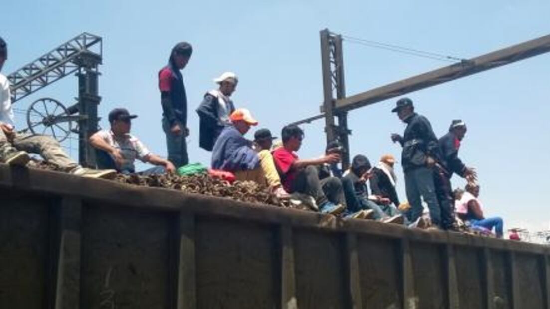 Miembros de la Caravana Migrante abordan tren en Tultitlán