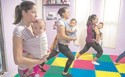 Mamás practican zumba con cargadores mayas para bebés