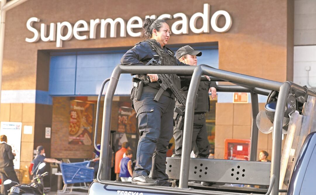 Ante posibles saqueos, policías de la Secretaría de Seguridad Ciudadana resguardan supermercados y cines en el centro de la capital del país. Foto: HUGO GARCÍA. EL UNIVERSAL
