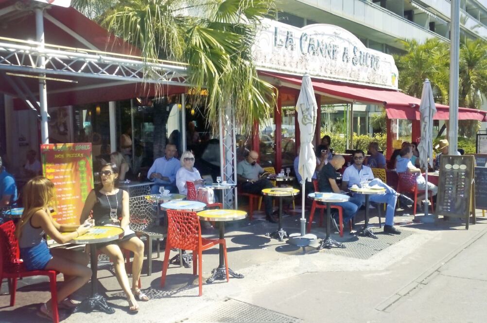 Un mesero de Niza se queja de la drástica baja de comensales, “deberíamos estar al tope y hay mesas vacías”, dice el hombre, tras la tragedia del jueves (INDER BUGARIN. EL UNIVERSAL)