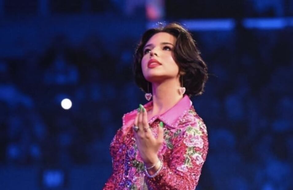 Las uñas cuadradas de Ángela Aguilar que te harán ver elegante