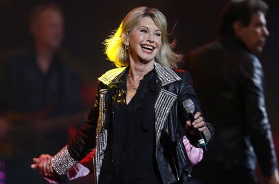 Una foto junto a su esposo y reviviendo uno de sus mayores éxitos, las últimas publicaciones de Olivia Newton-John