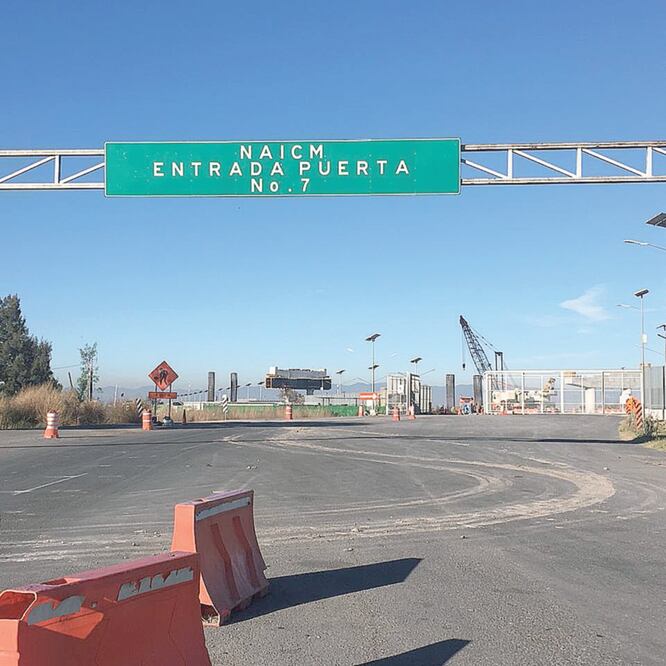 La puerta 7, donde se concentraban trabajadores y góndolas con material pétreo para entrar a las obras del aeródromo, lució semidesierta durante el sábado. Foto: EMILIO FERNÁNDEZ. EL UNIVERSAL