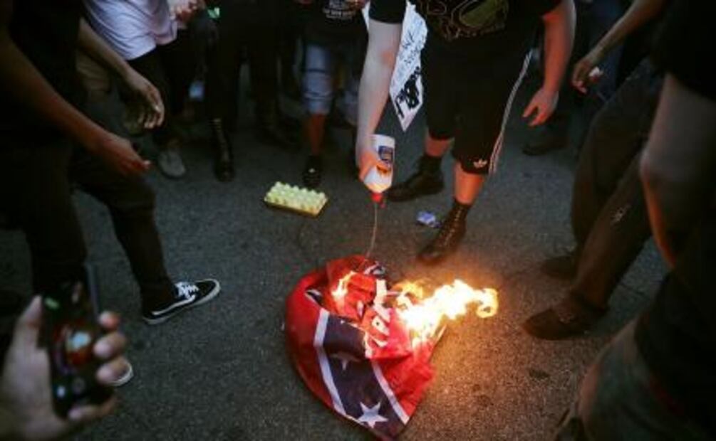 Marcha contra supremacistas "arrincona" a 20 neonazis frente a Casa Blanca