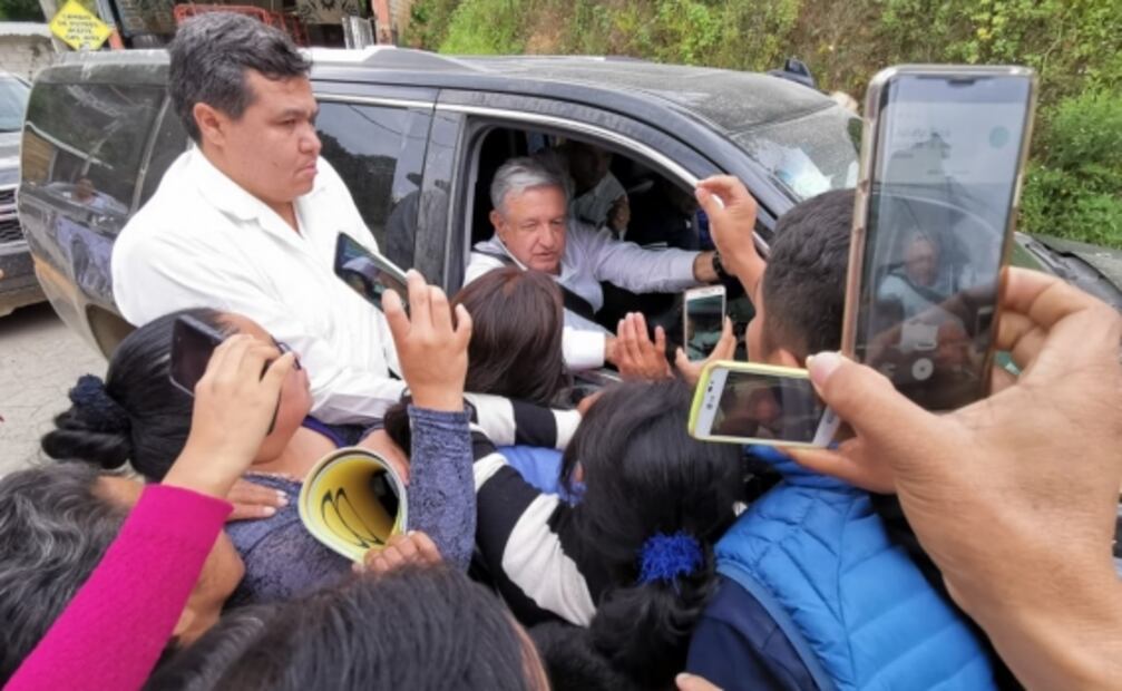 Habitantes de Ayutla, Oaxaca, cierran paso a caravana de AMLO; exigen agua potable