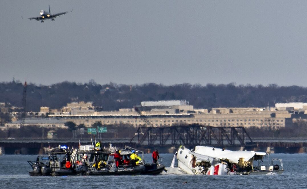 El accidente ocurrió el 29 de enero cuando un avión de American Eagle procedente de Wichita, Kansas, se aproximaba a la pista de aterrizaje del Aeropuerto Nacional Ronald Reagan. Foto: AP