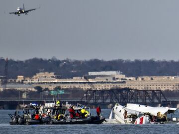 FOTOS: Autoridades investigan causa de choque aéreo en Washington; recuperan caja negra de helicóptero